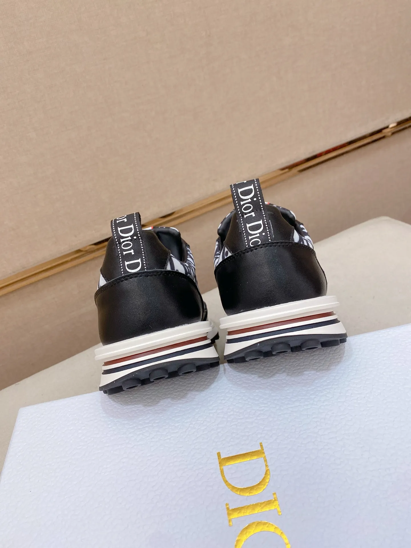 Factory price: 420💰[Dior·Dior] New casual sports style men's shoes, new spring and summer design, perfect workmanship, lace-up lazy style to create wardrobe quality, upper: imported cowhide, sheepskin lining is soft and comfortable, ultra-light TPU wear-resistant outsole, simple, versatile fashion men's shoes, excellent color code number 38--44. (Can be customized for 45 non-refundable)